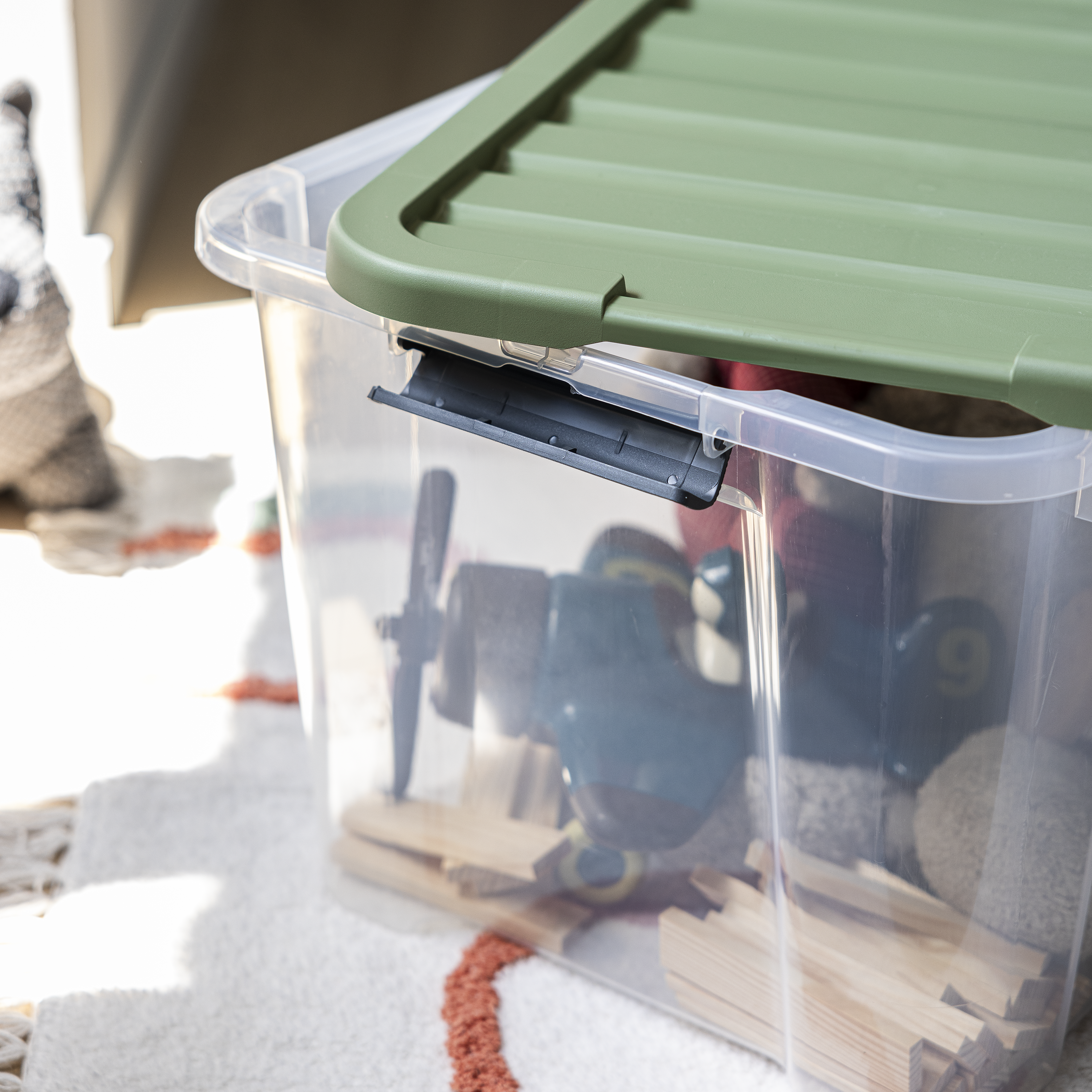 Caja de plástico reciclado transparente capacidad 44L medidas 55x30.5x39 cm - 4