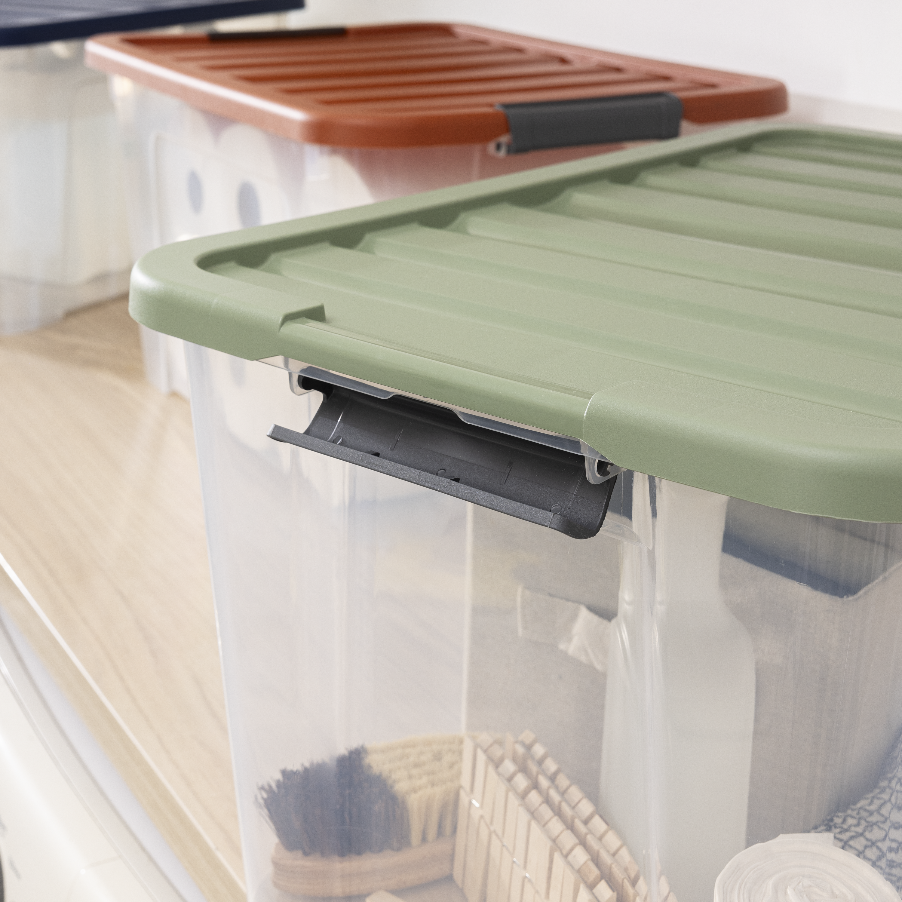 Caja de plástico con tapa. - 1