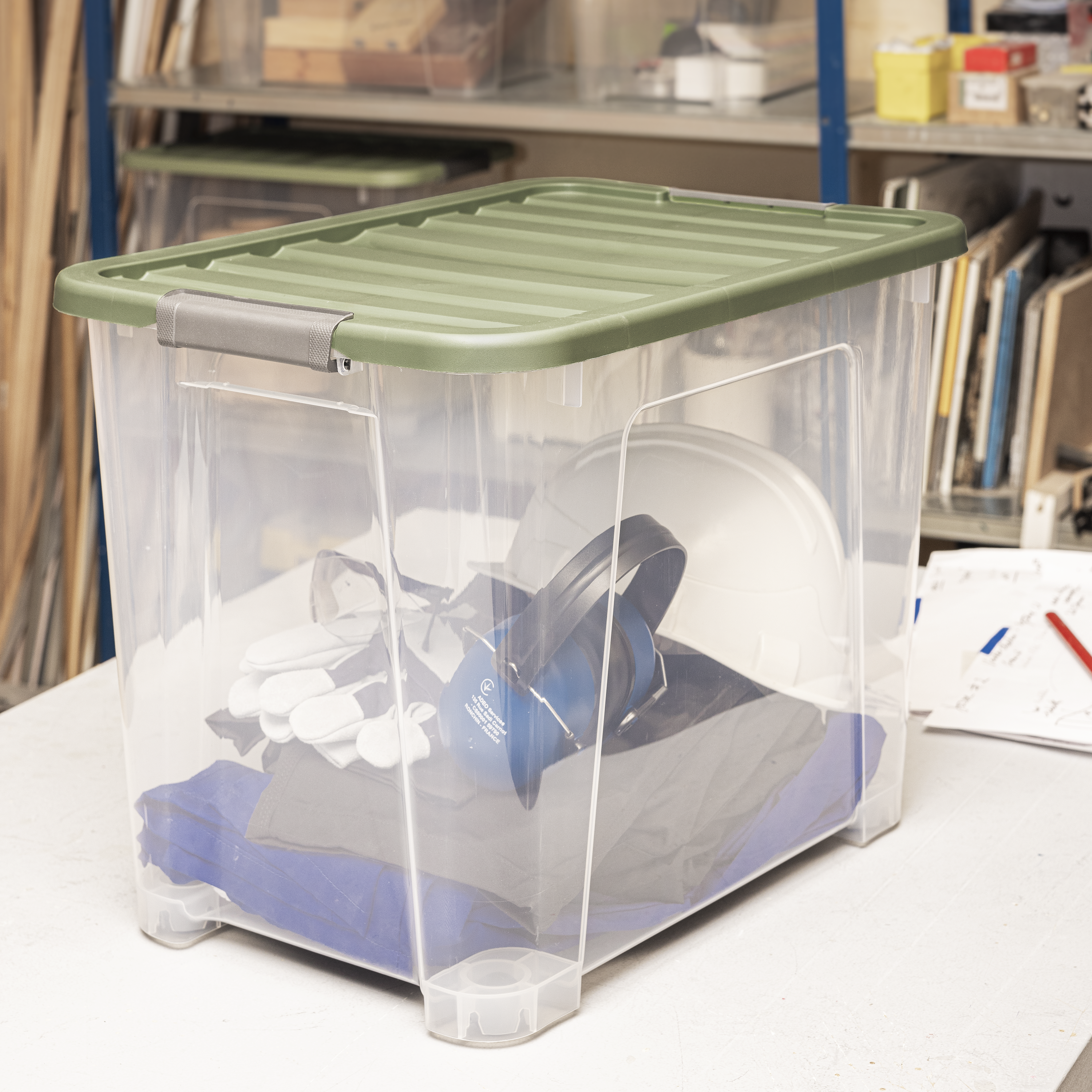 Caja de plástico reciclado transparente con ruedas capacidad 57L medidas 55x41x39 cm - 7