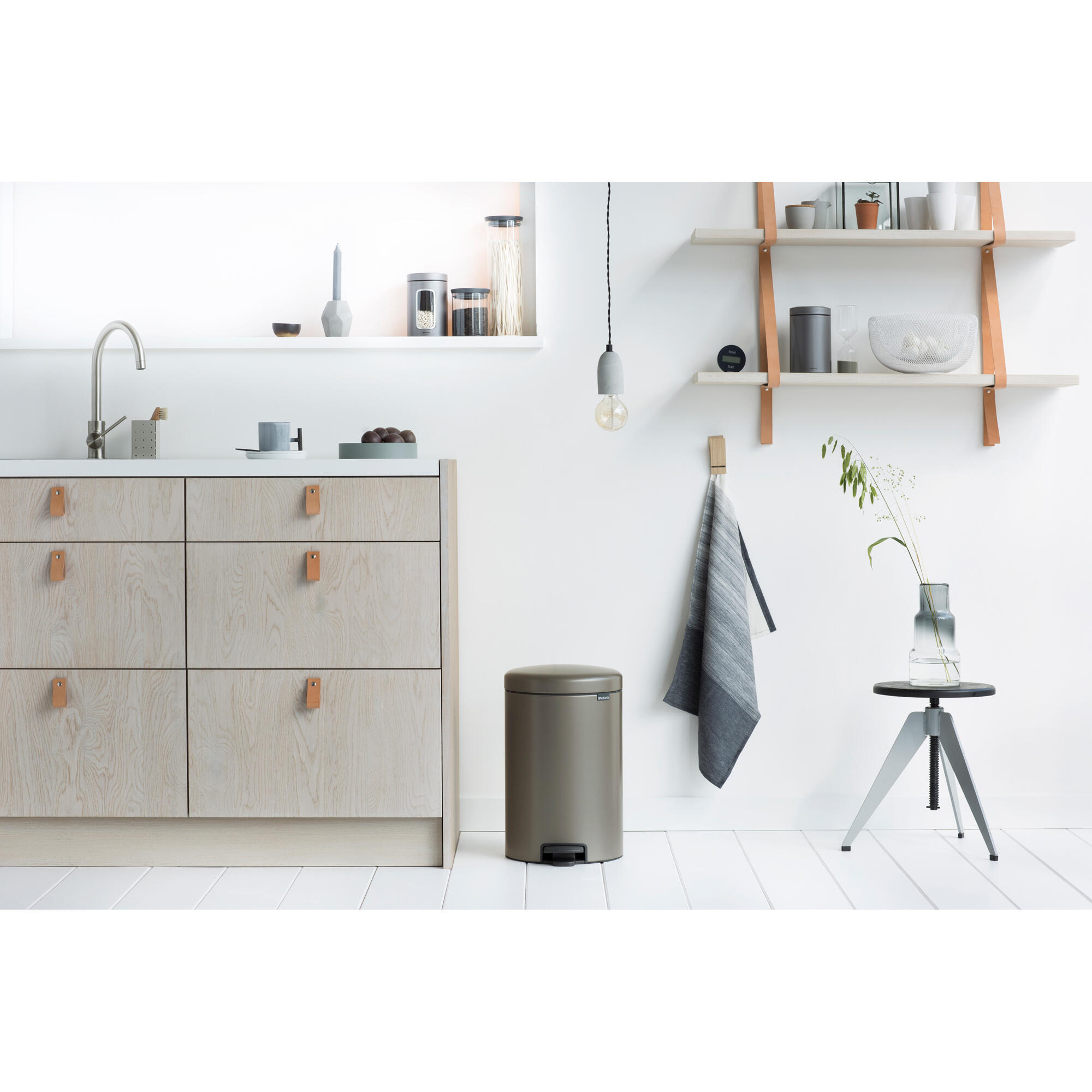 Poubelle de cuisine 20L à pédale BRABANTIA New icon acier platinium - 2