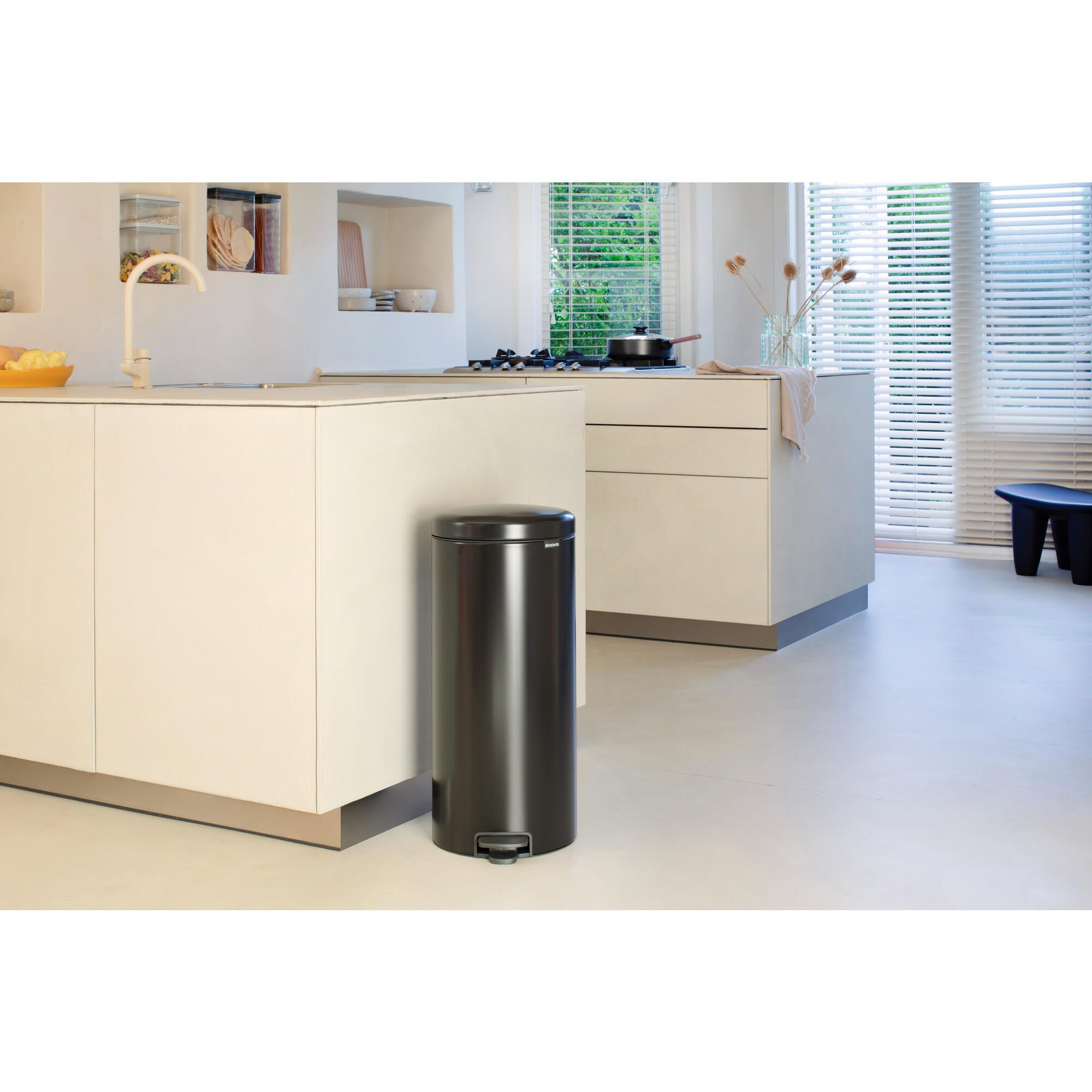 Poubelle de cuisine 30L à pédale BRABANTIA New icon acier inoxydable noir - 2