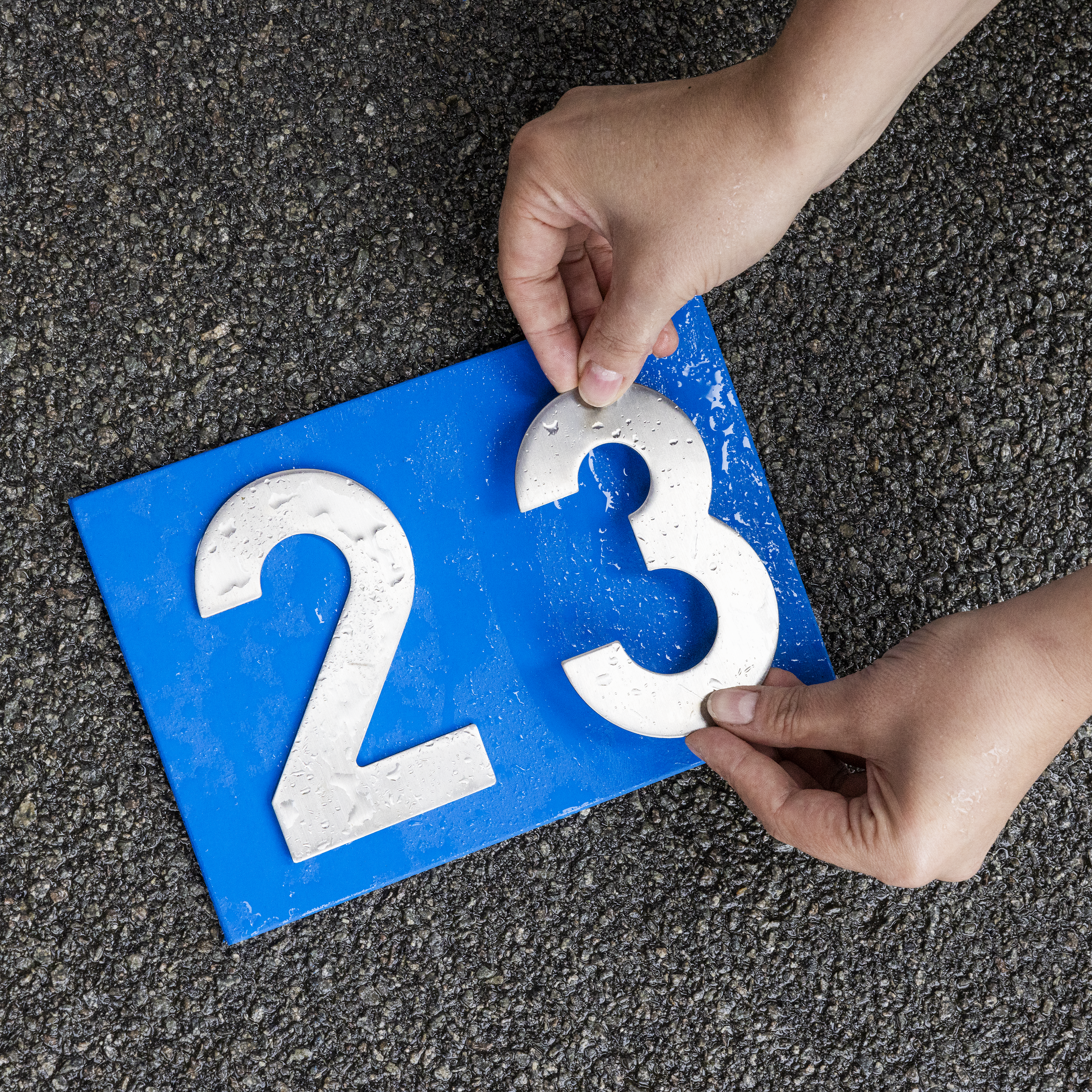 Adhesivo de montaje AXTON polímero Fix & Joint 290 ml negro para MDF, mármol, placa de yeso, hormigón, aplicación con pistola. Para fijar un material a una superficie. - 6