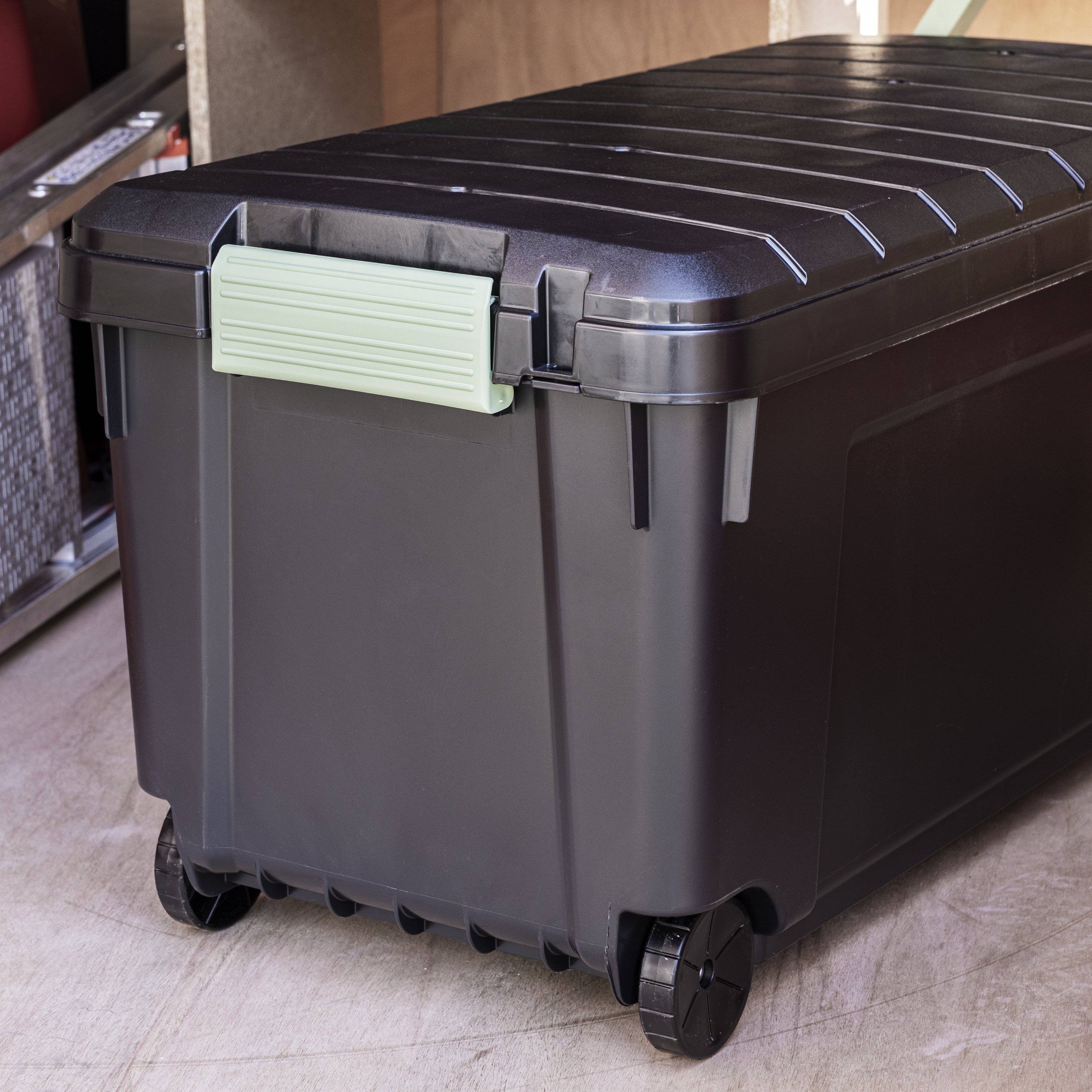Caja de plástico reciclado negro con ruedas capacidad 170L  medidas 104x50x50 cm - 6