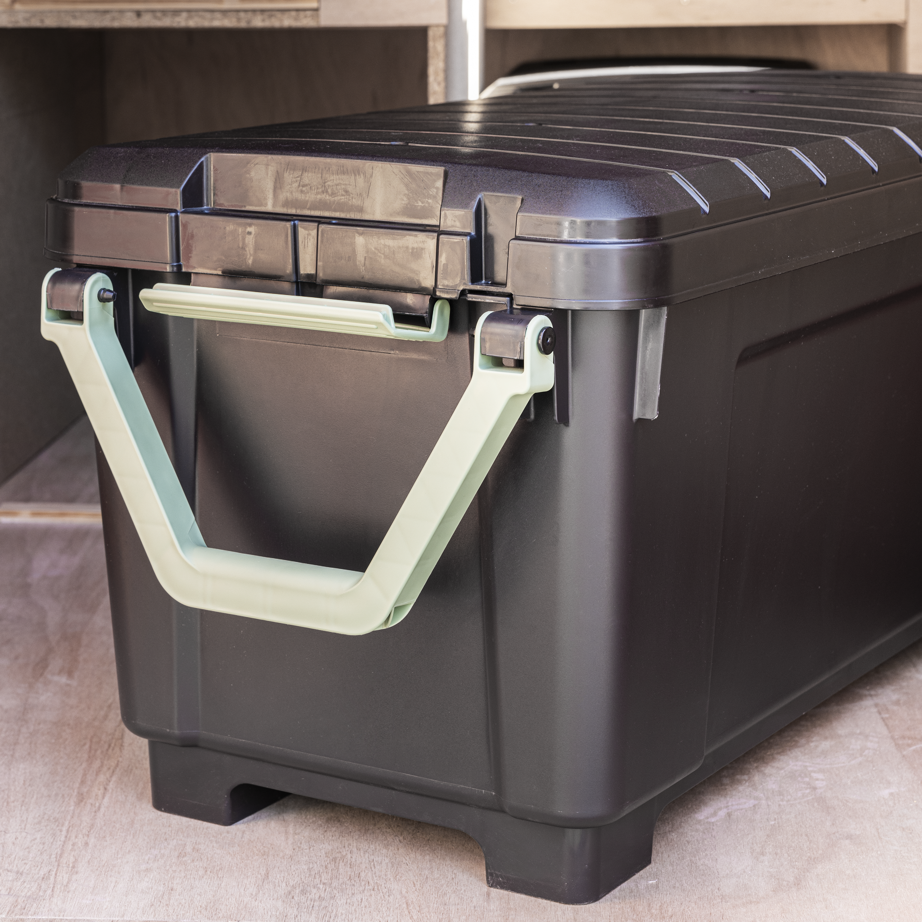 Caja de plástico reciclado negro con ruedas capacidad 170L  medidas 104x50x50 cm - 9