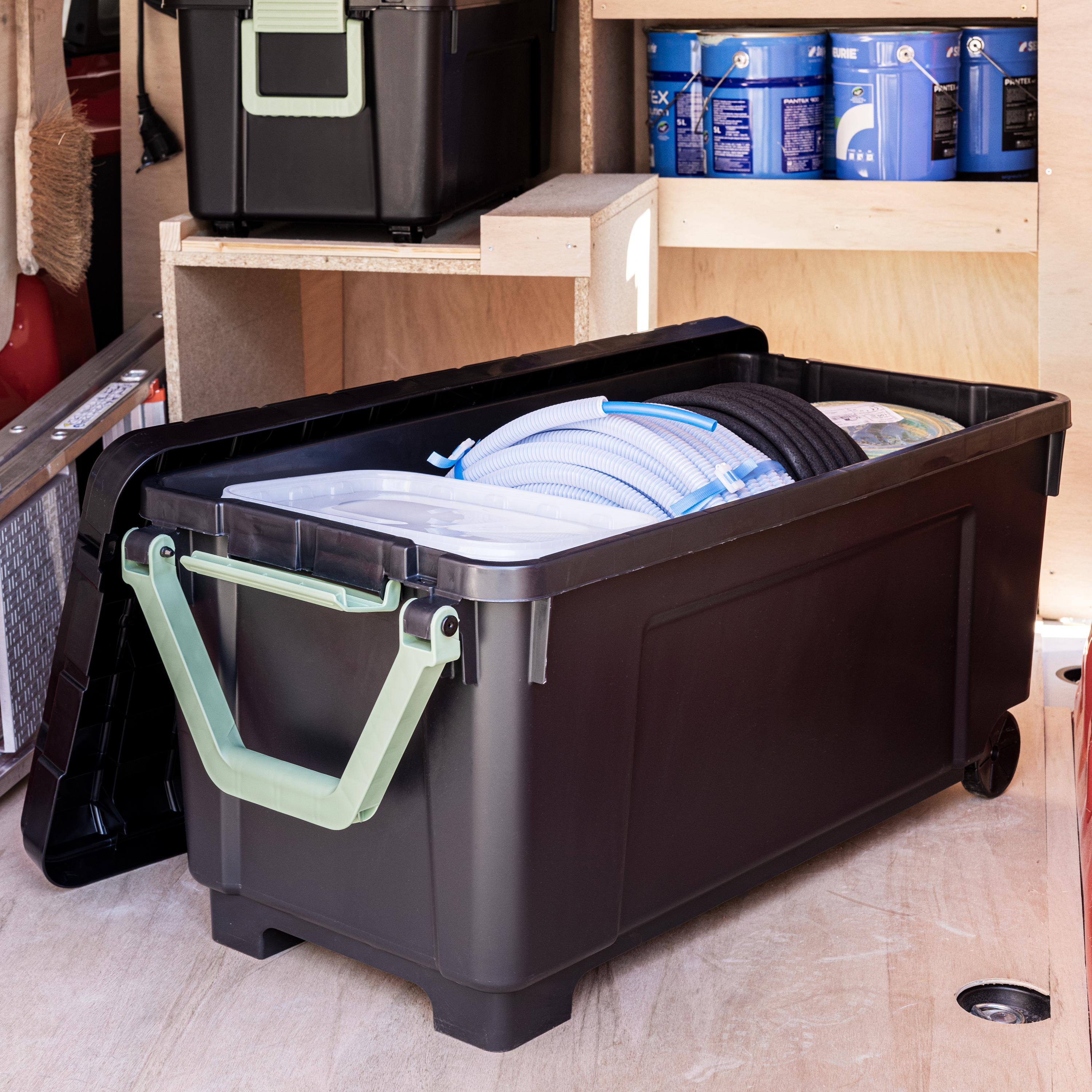 Caja de plástico reciclado negro con ruedas capacidad 170L  medidas 104x50x50 cm - 8