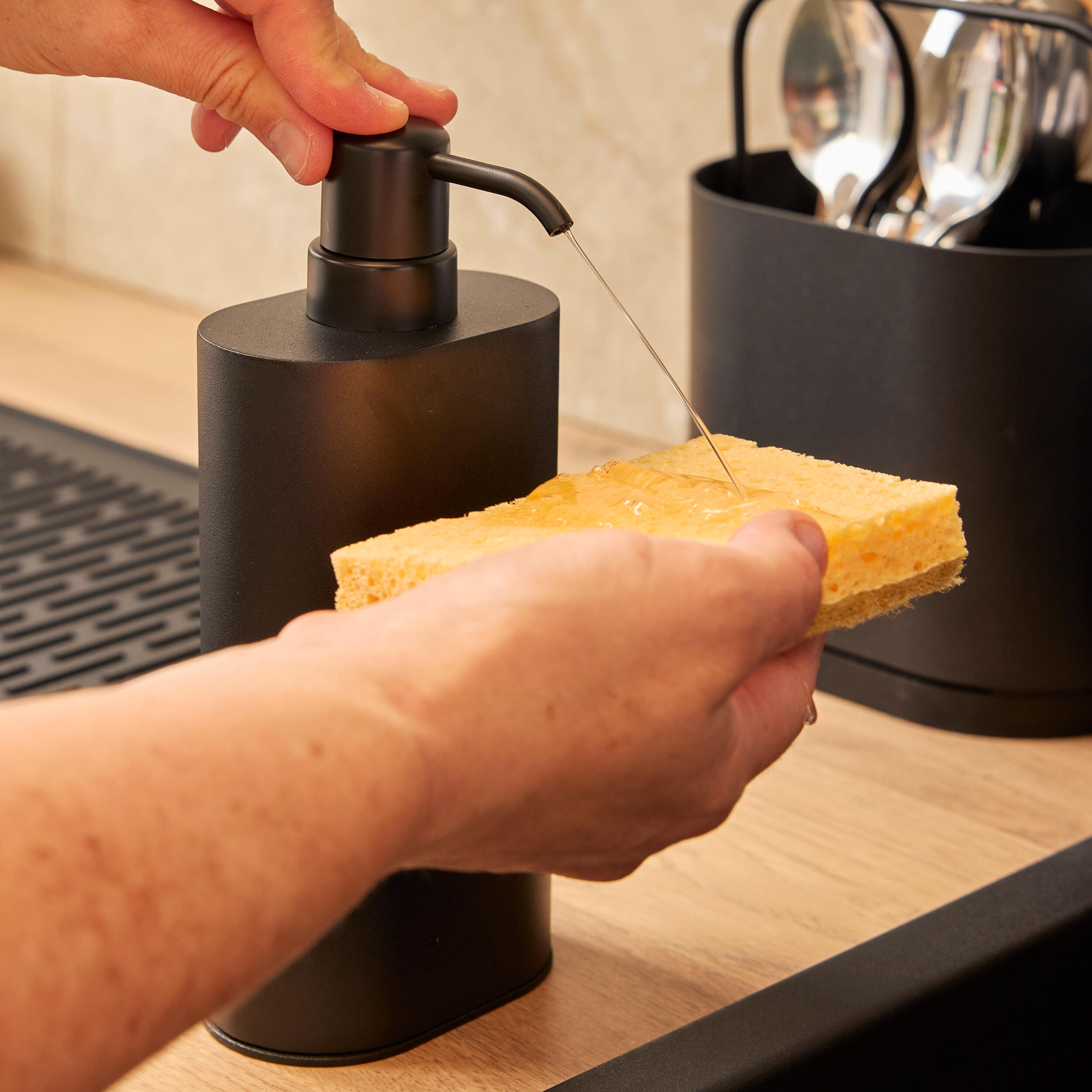 Doseador 400 ml 8,8 x 8 x 21,4 cm preto Delinia Casual - 4