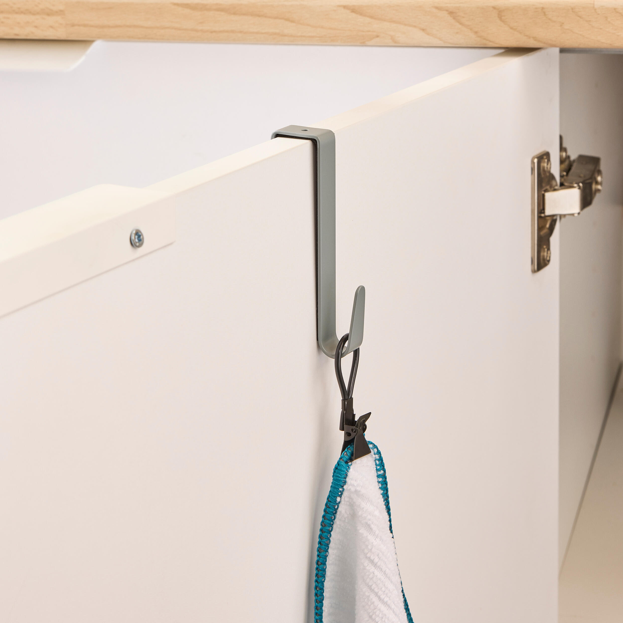 Porte-torchon sur porte gris celadon en acier Eleki DELINIA - 5