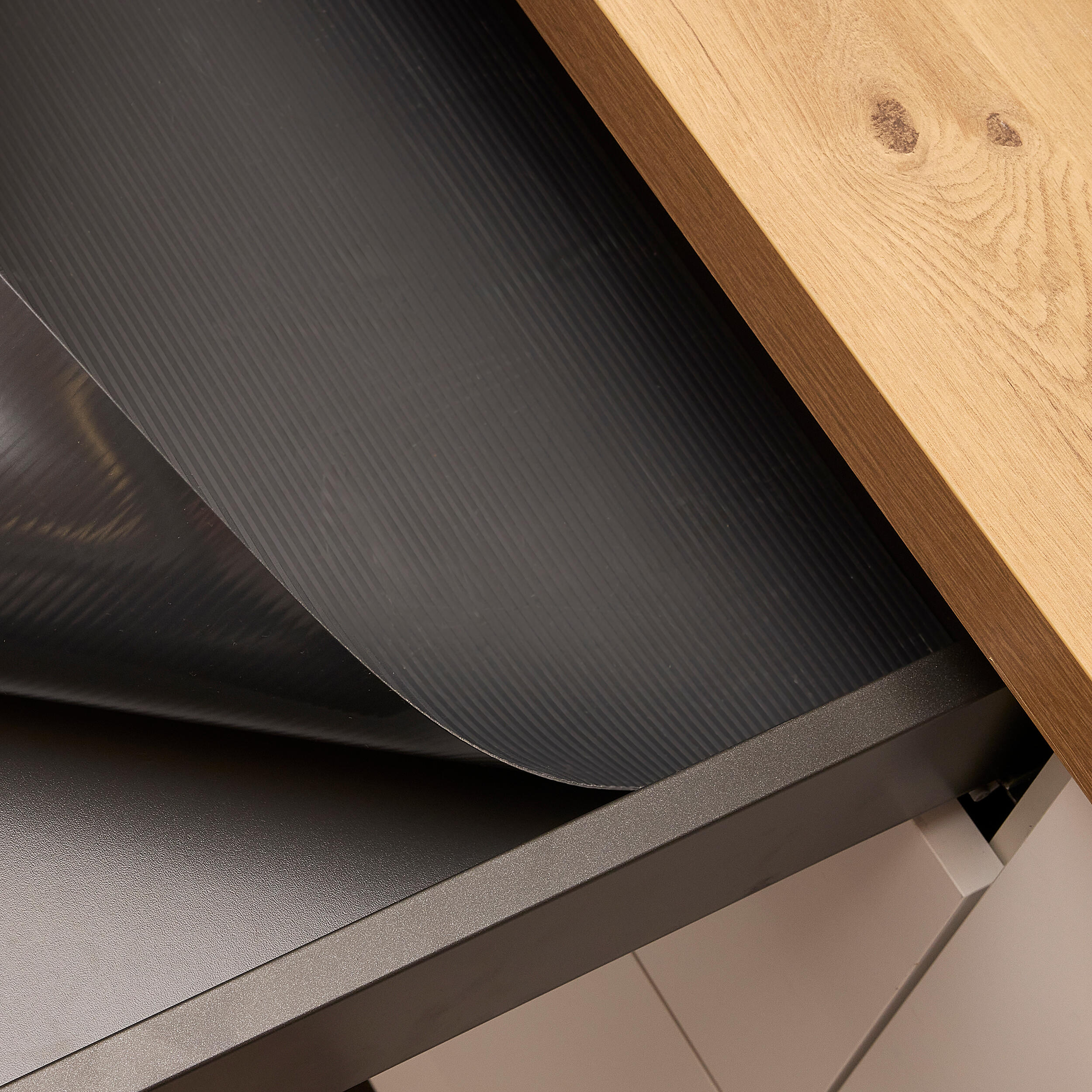 Rolo de proteção para gaveta anti deslizante 150 x 50 cm cinza escuro Delinia - 4