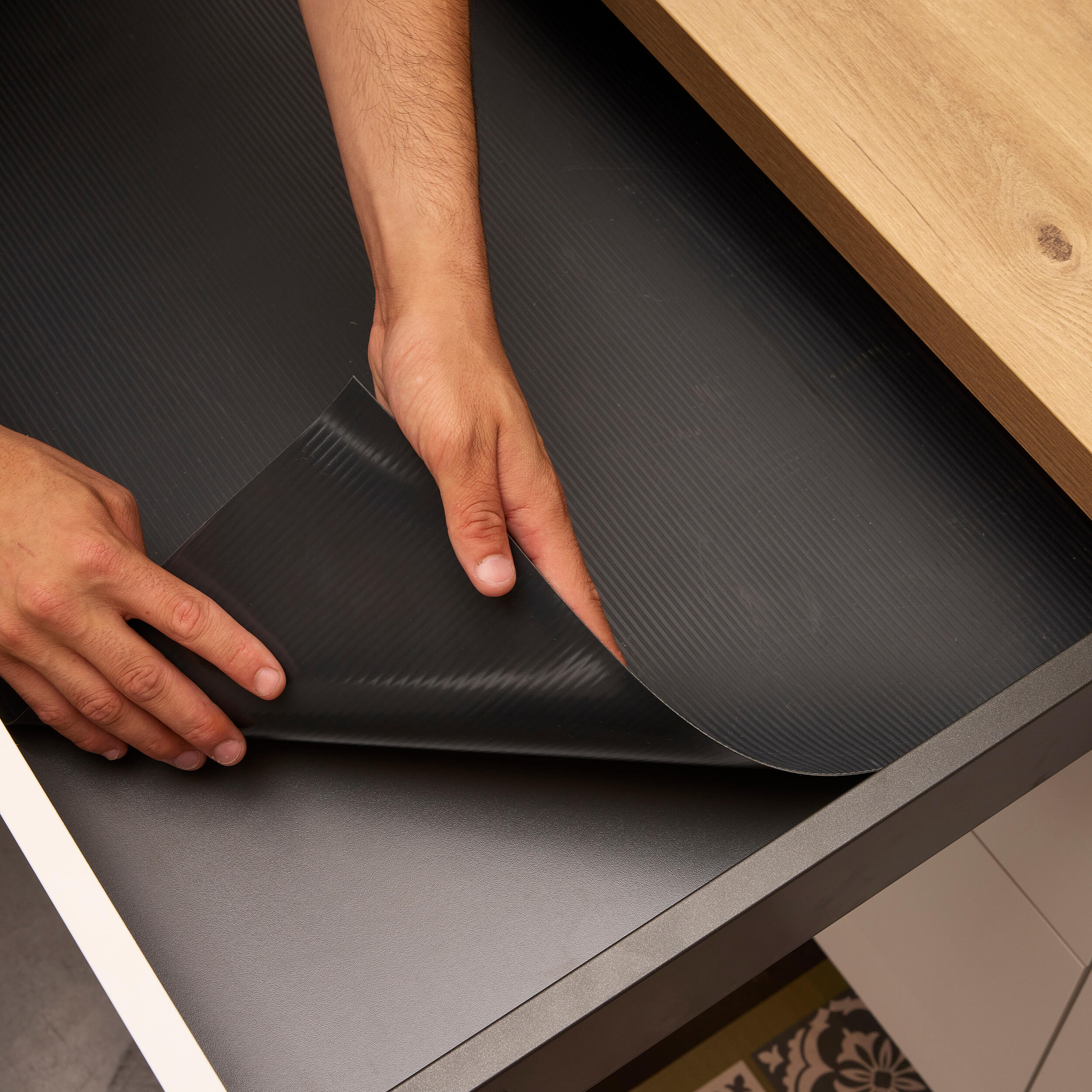 Rolo de proteção para gaveta anti deslizante 150 x 50 cm cinza escuro Delinia - 3