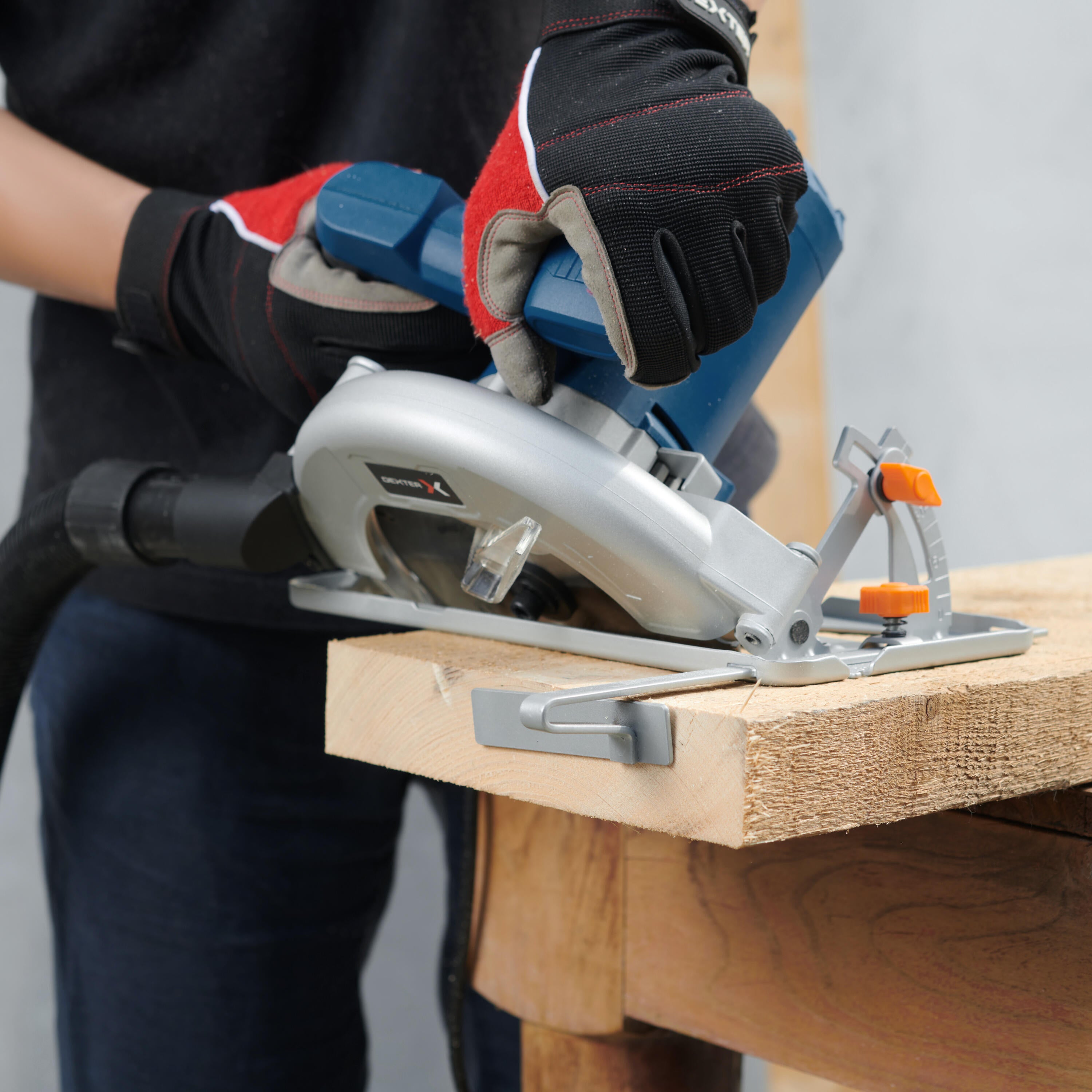 découpe rapide et précise scie circulaire Dexter - 1