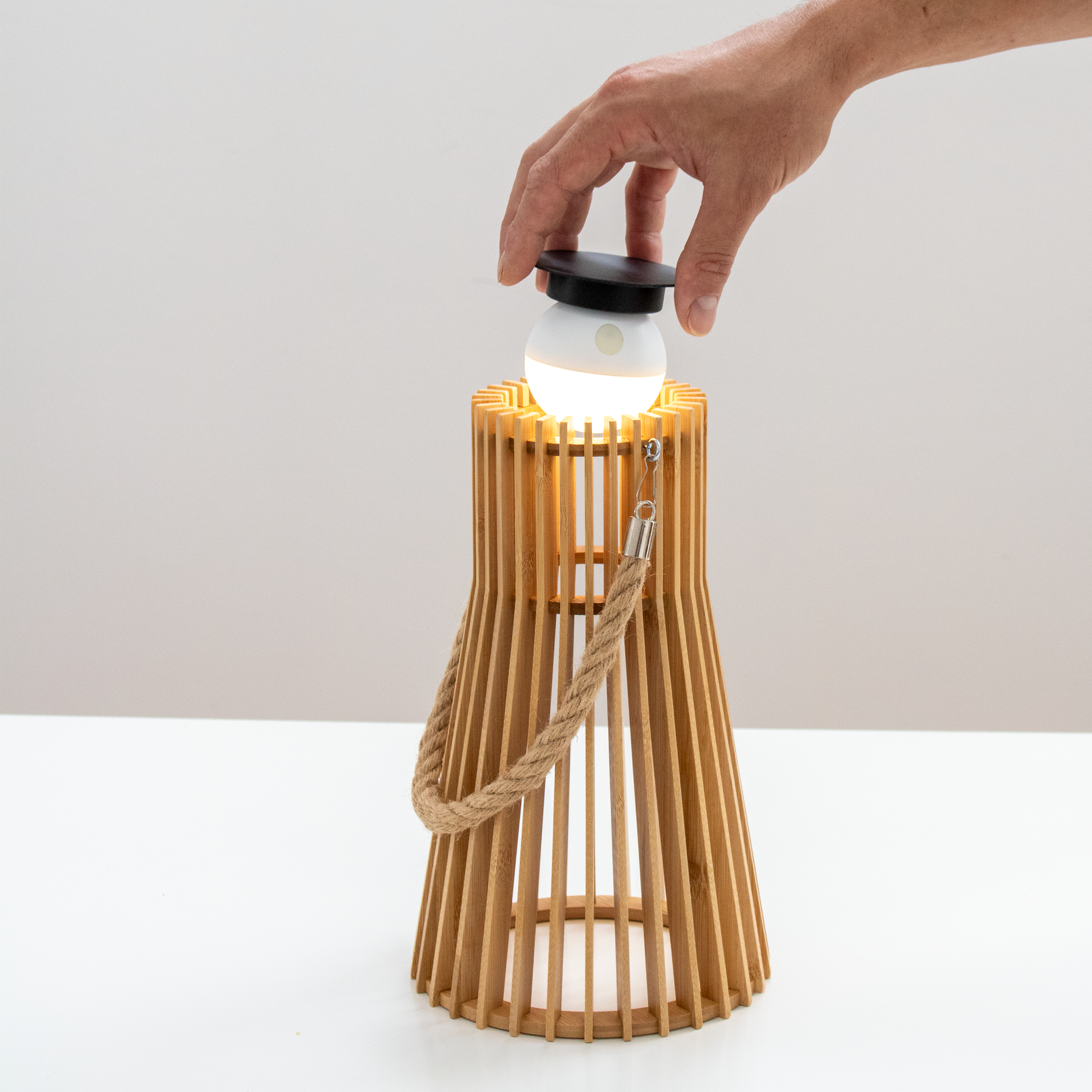 Lámpara de mesa solar sin cables de bambú exterior marrón luz LED intensidad regulable INSPIRE Okinawa 29 IP54 y 6hrs autonomía - 8