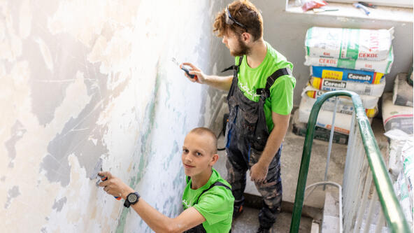 zdjęcie podopiecznych remontujących ośrodek