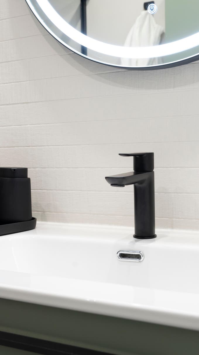 Detalle de la grifería negra del lavabo