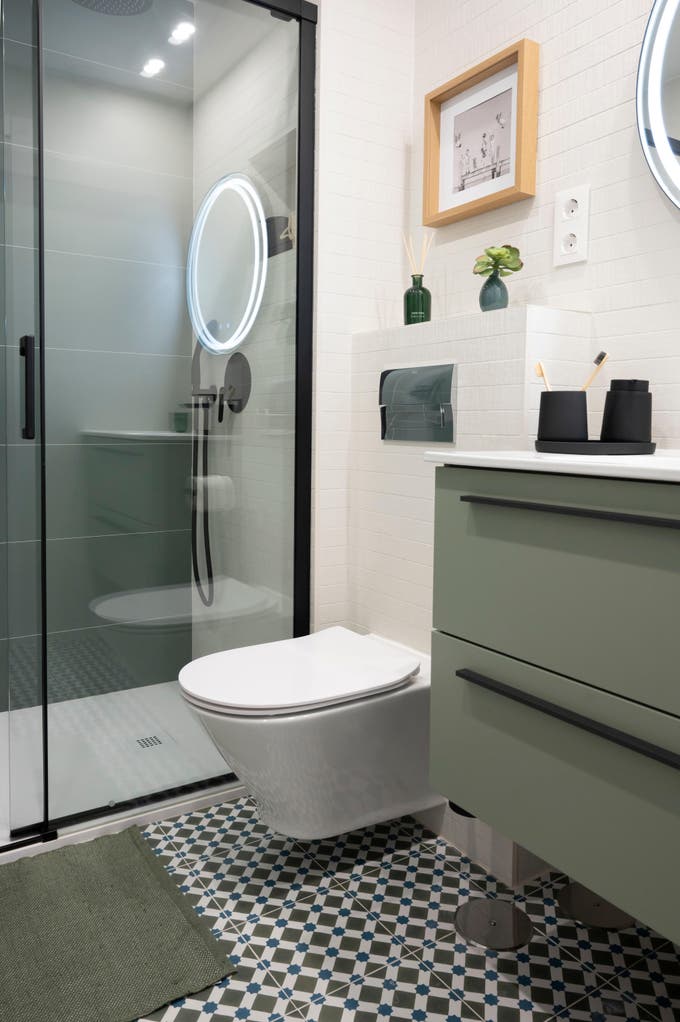 baño con inodoro y mueble suspendidos