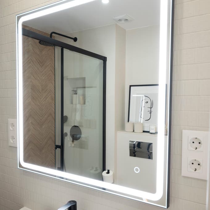 Espejo retroiluminado en el baño
