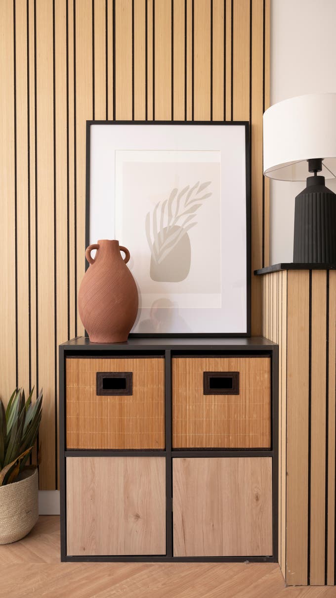 Detalle muebles del salón y revestimiento de pared