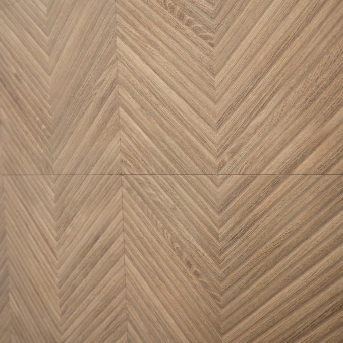 Detalle de la pared del baño efecto madera
