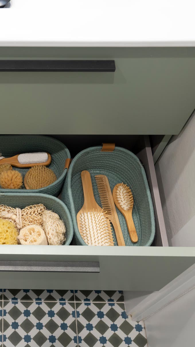 Cajón organizado en el mueble del lavabo