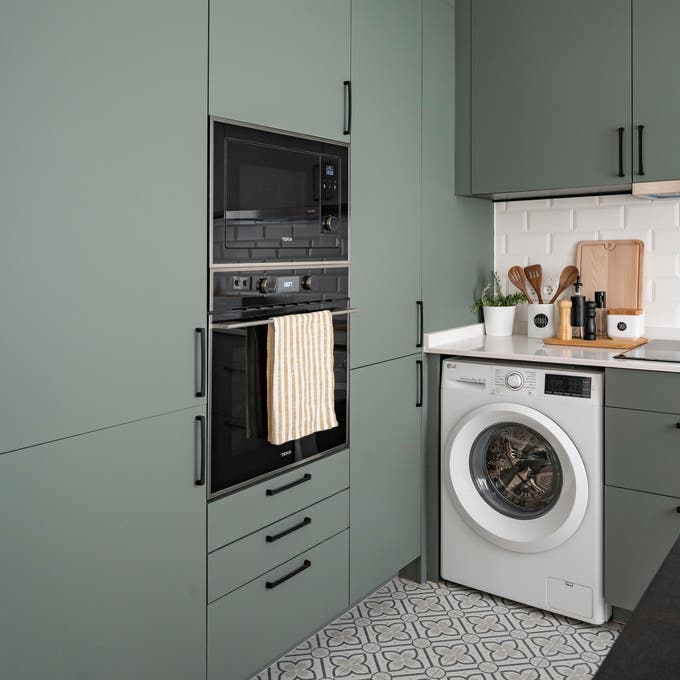 Cocina con muebles en color verde