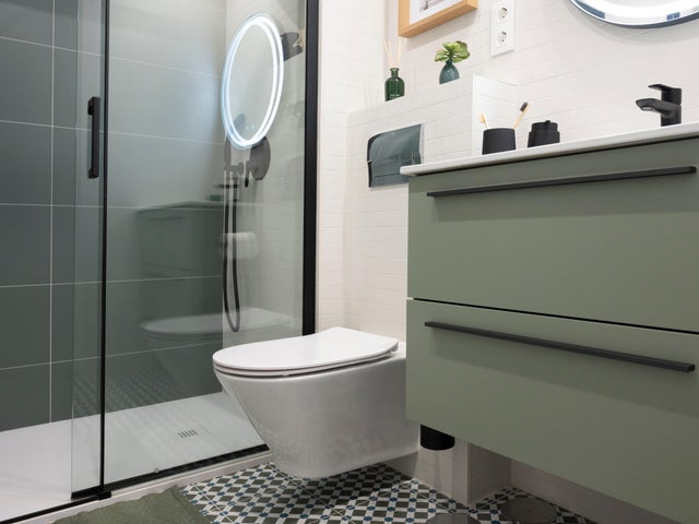 Baño pequeño con mueble en color verde