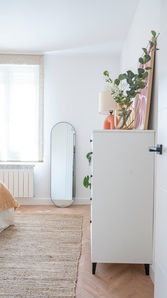 Dormitorio con cómoda al pie de la cama