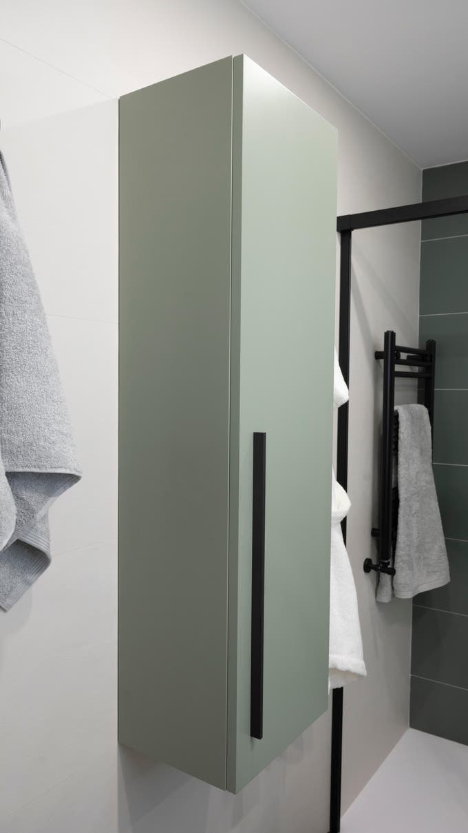 Detalle de mueble de almacenamiento auxiliar en el baño