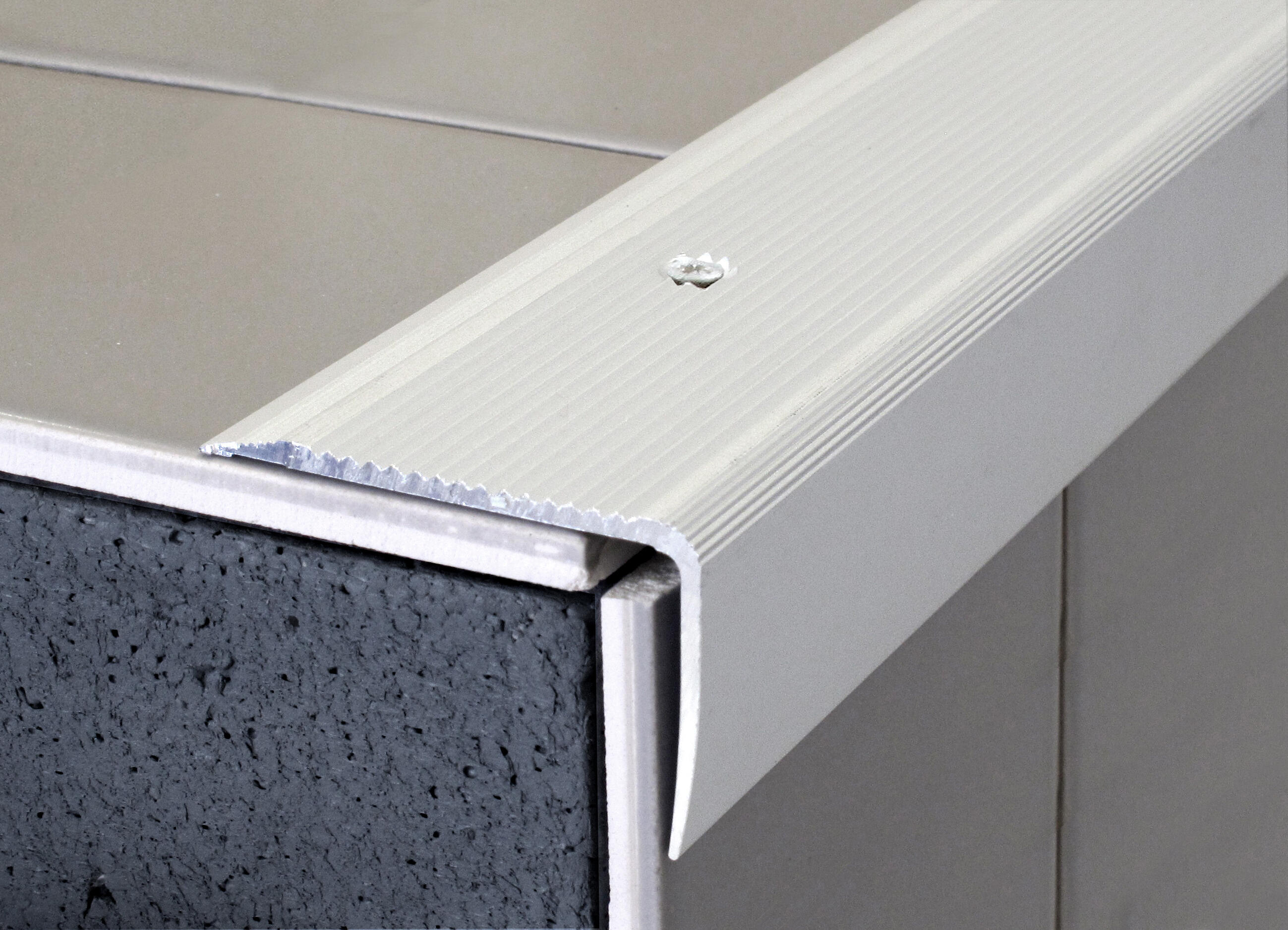 Nez de marche aluminium strié L.300 x l.5 cm  - 2