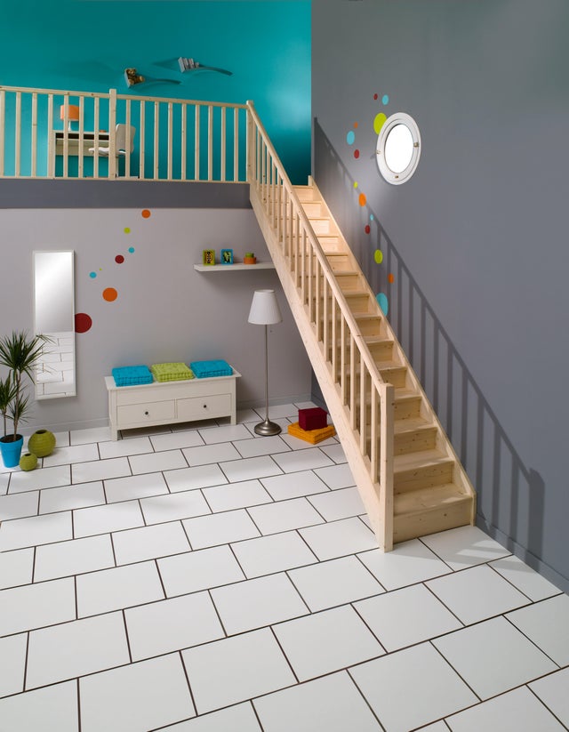 Escalier sapin droit rampe fuseaux à droite avec contre-marches - GIMM