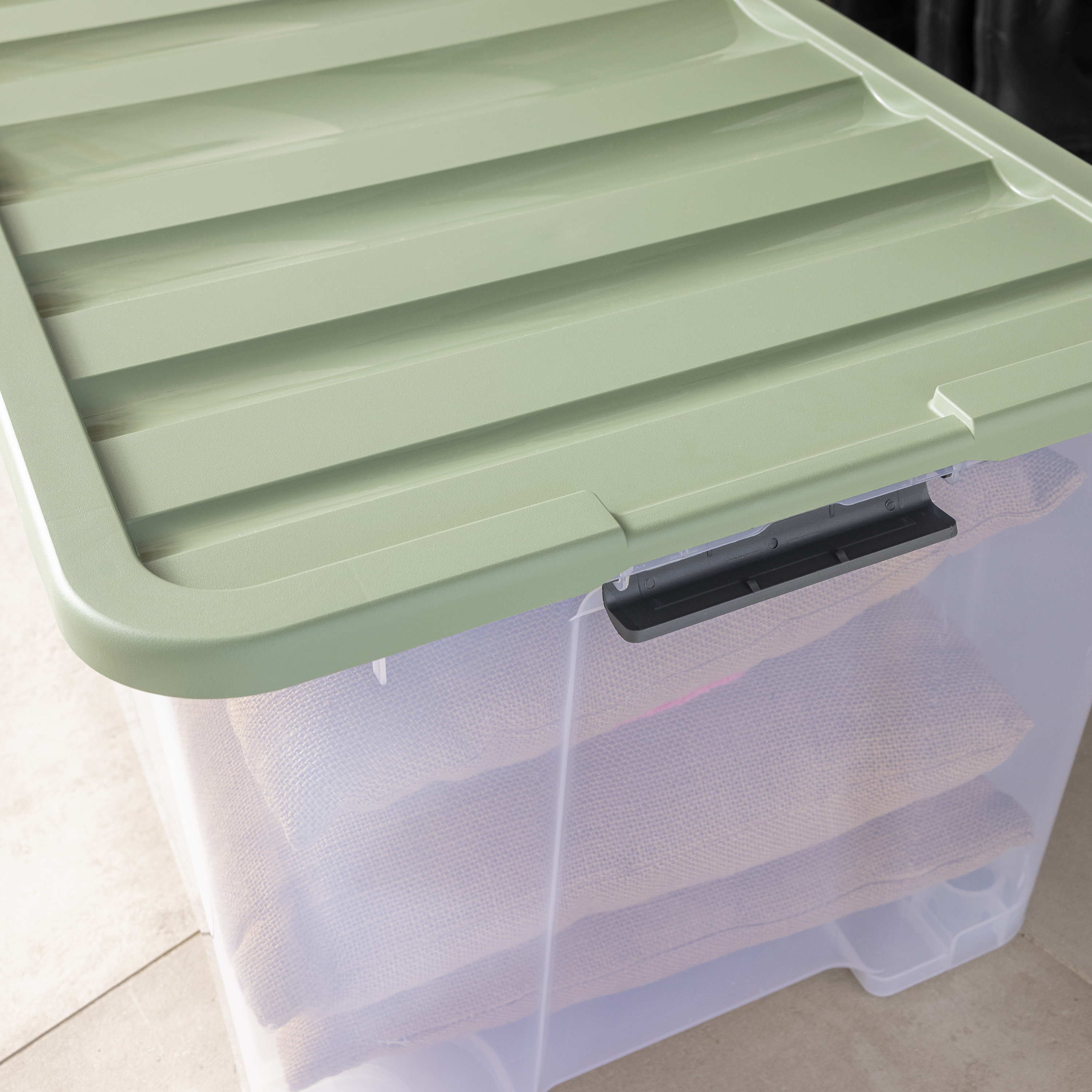 Caja de plástico reciclado transparente capacidad 109L medidas 79.5x39.5x50 cm - 3