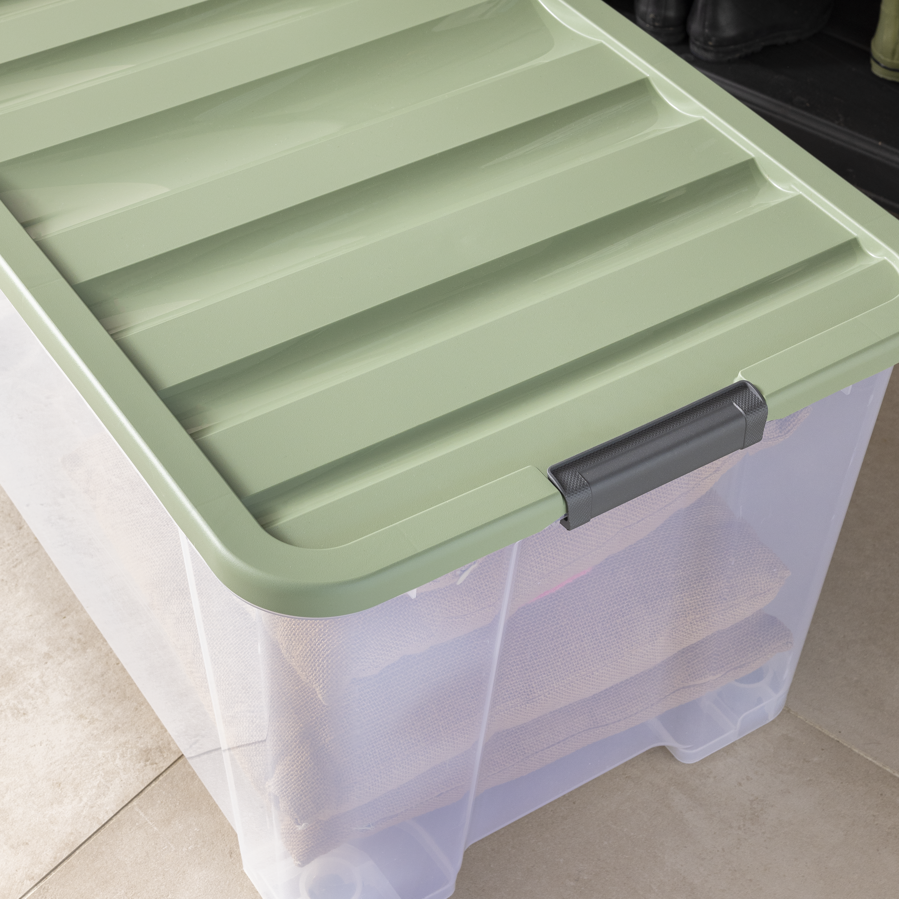 Caixa de arrumação PVC transparente com tampa verde e rodas 109L 79,5x50x39,5 cm Spaceo - 11