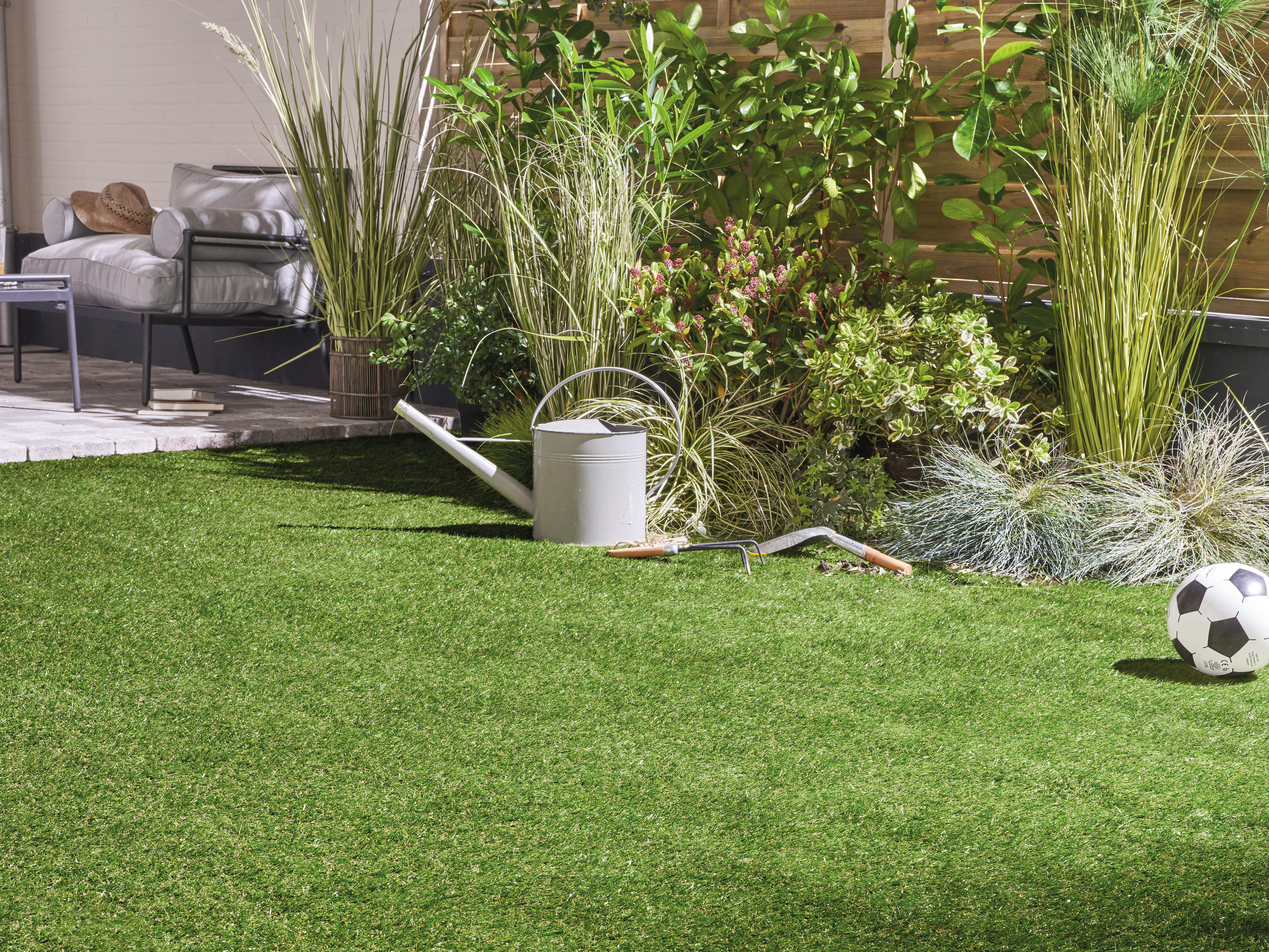 Césped artificial naterial deva 1x5m 25 mm altura de fibras y 14700 puntadas m²
