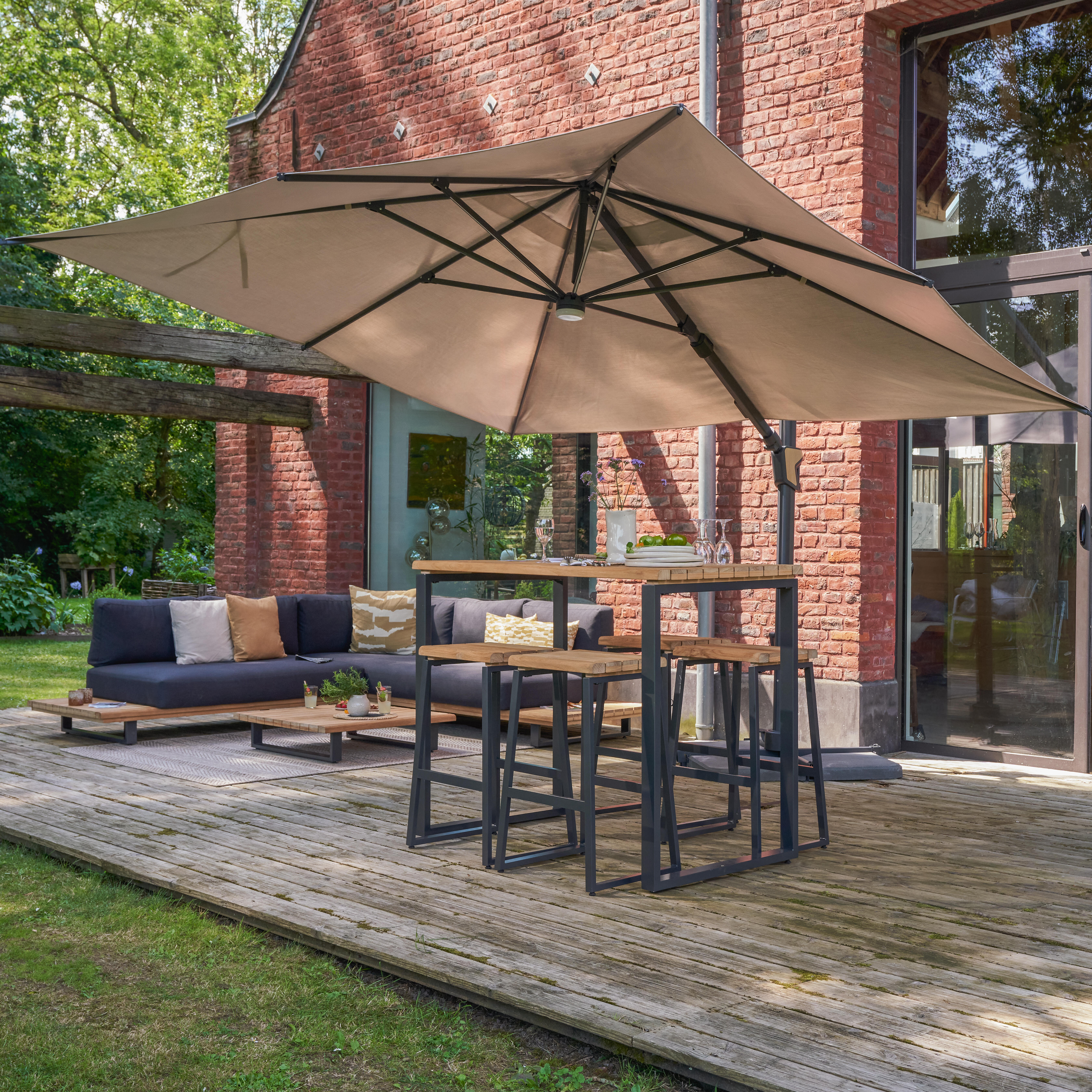 Sedia da giardino in alluminio antracite Sirokos NATERIAL, seduta in teak marrone - 5