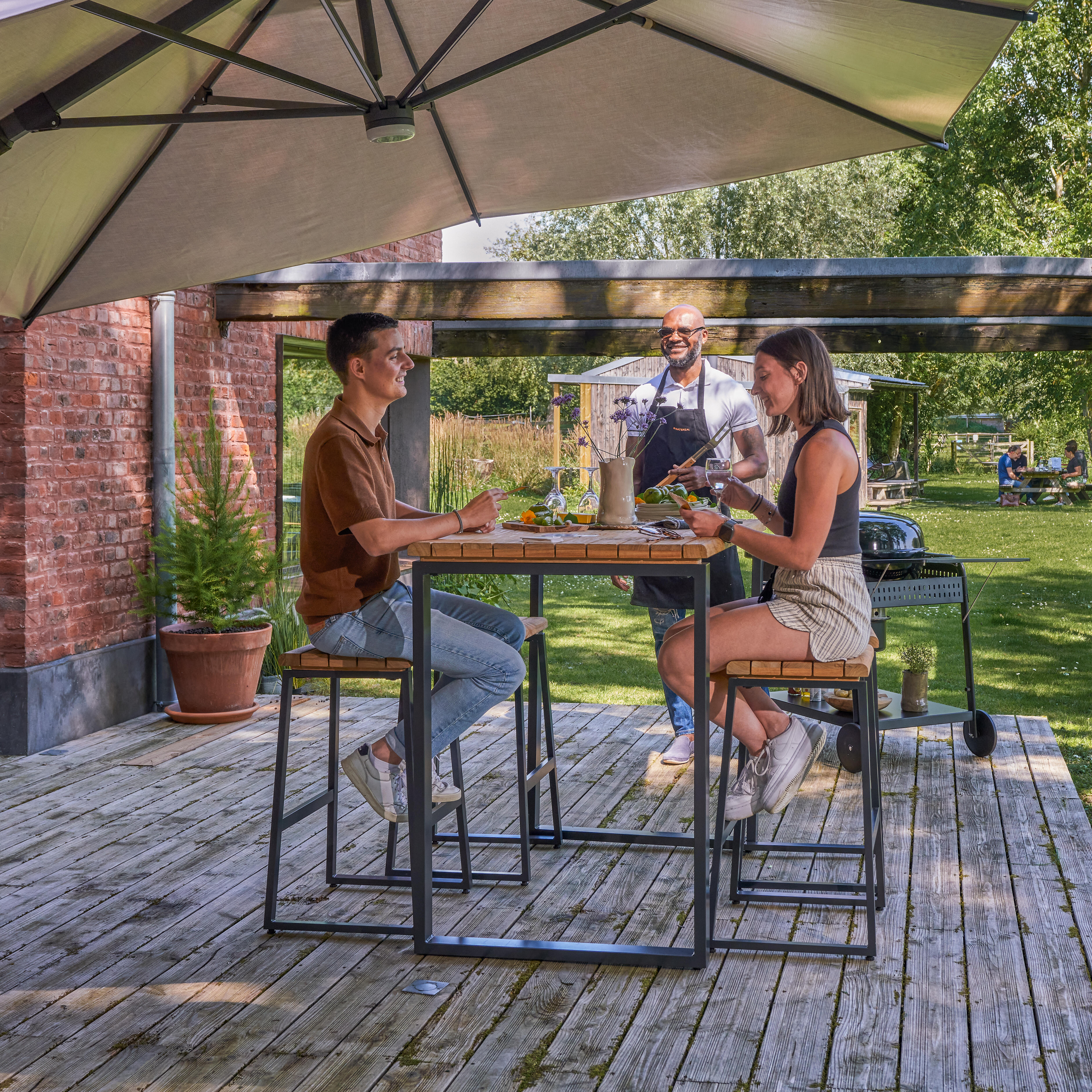 Sedia da giardino in alluminio antracite Sirokos NATERIAL, seduta in teak marrone - 4