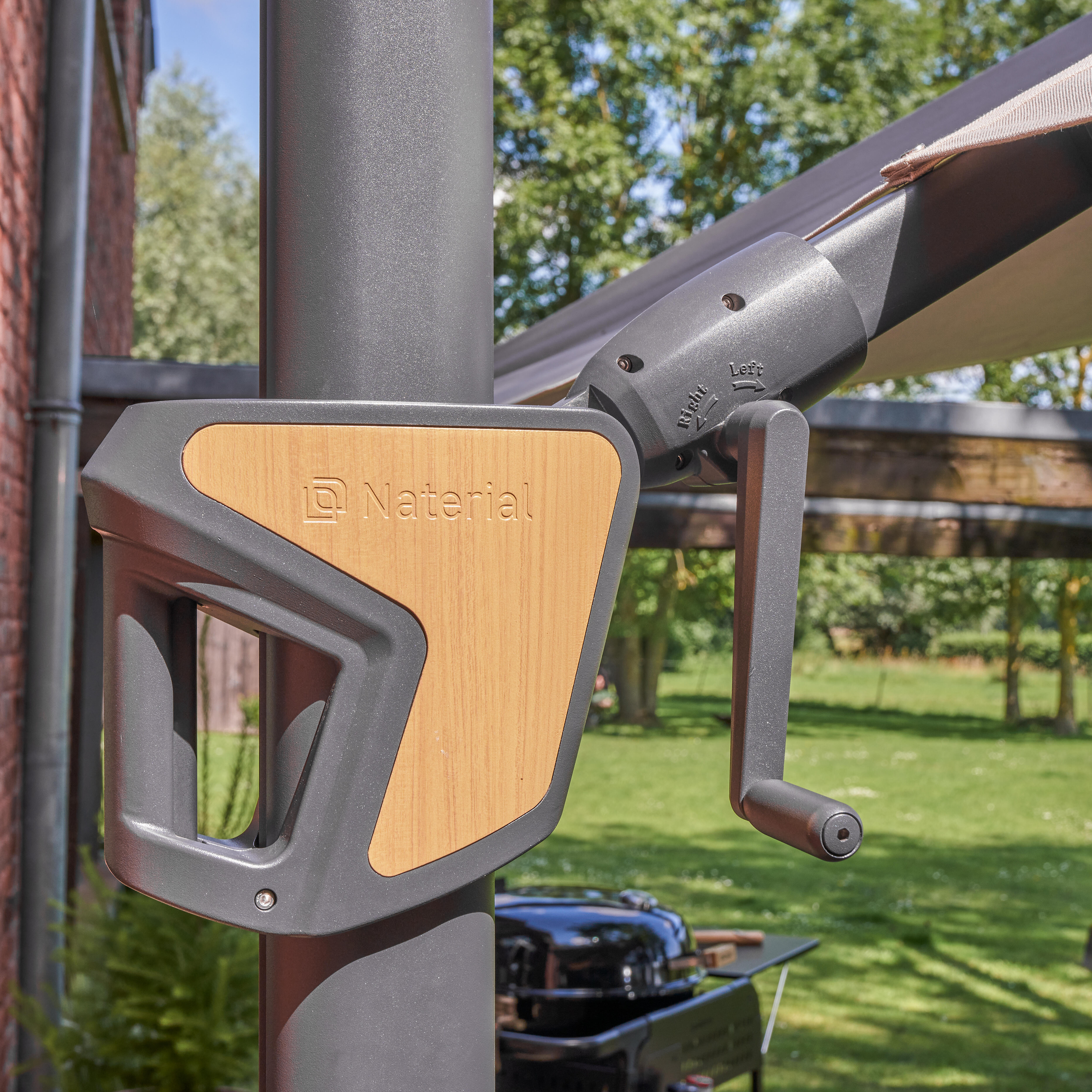 Sedia da giardino in alluminio antracite Sirokos NATERIAL, seduta in teak marrone - 15