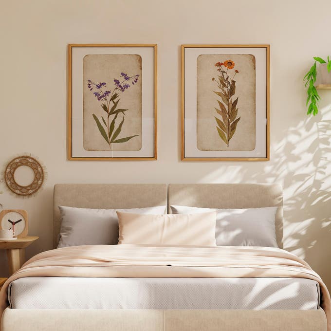 Dormitorio con láminas decorativas en la pared