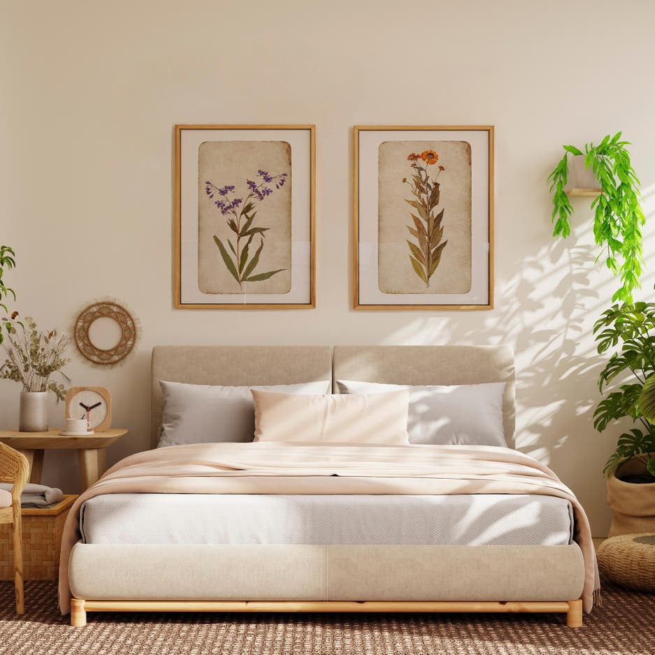 Dormitorio con láminas decorativas en la pared