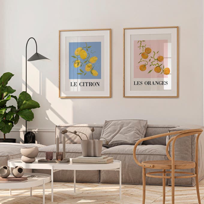 Salón con láminas decorativas en la pared
