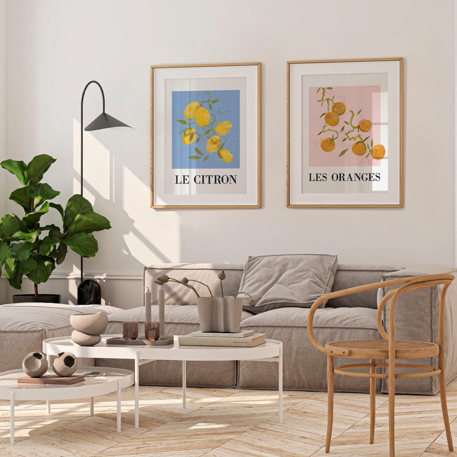 Salón con láminas decorativas en la pared