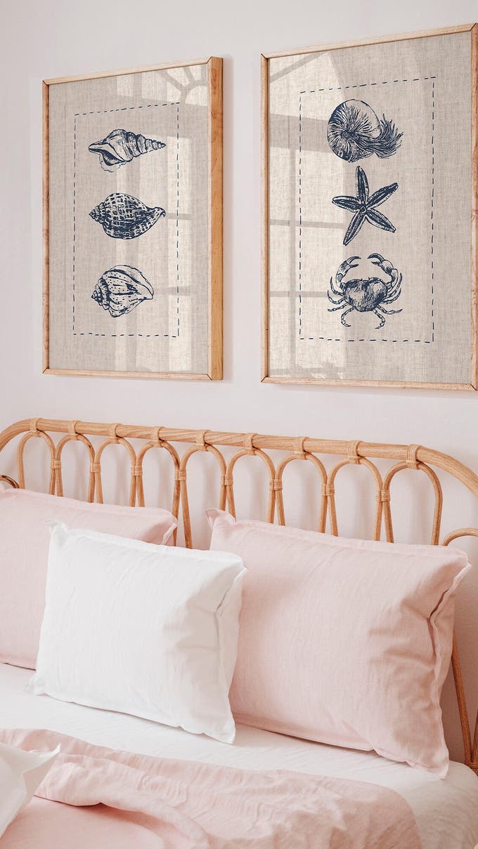 Dormitorio decorado con láminas