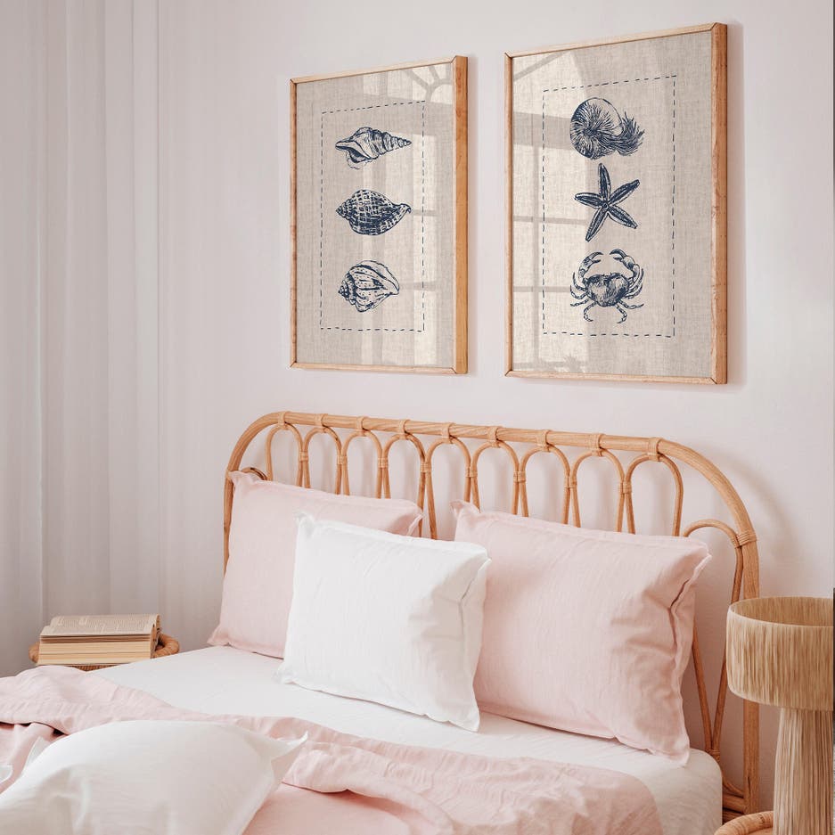 Dormitorio decorado con láminas