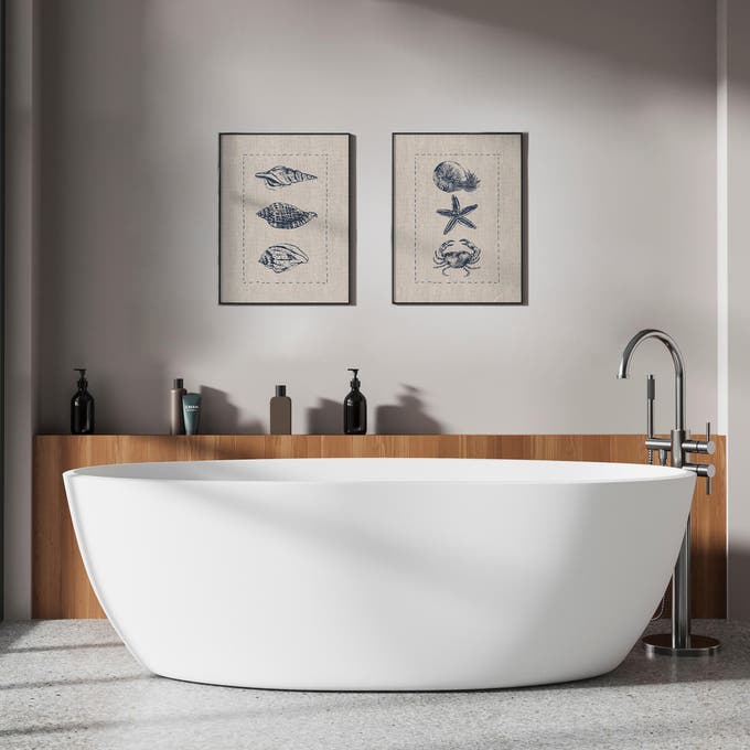 Baño con láminas decorativas en la pared