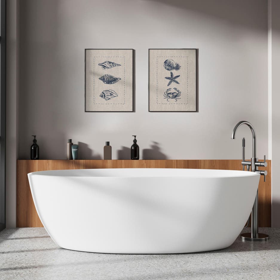 Baño con láminas decorativas en la pared