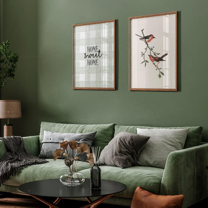 Salón con láminas decorativas en la pared