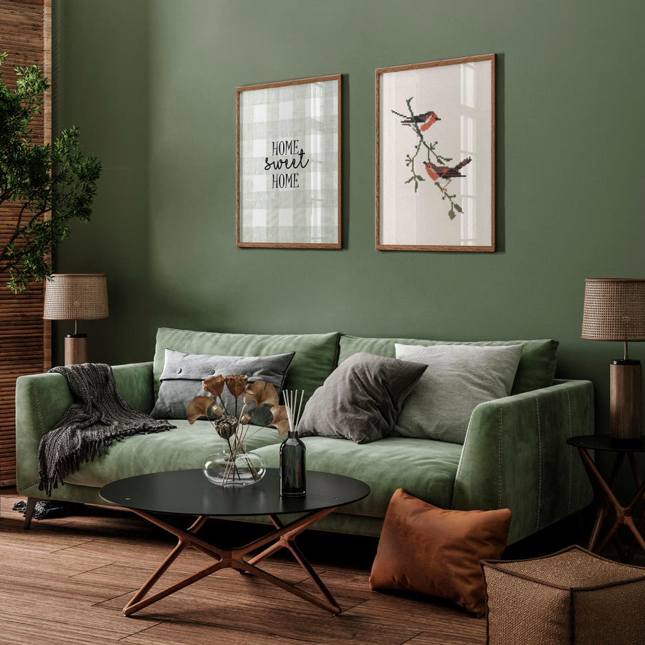 Salón con láminas decorativas en la pared