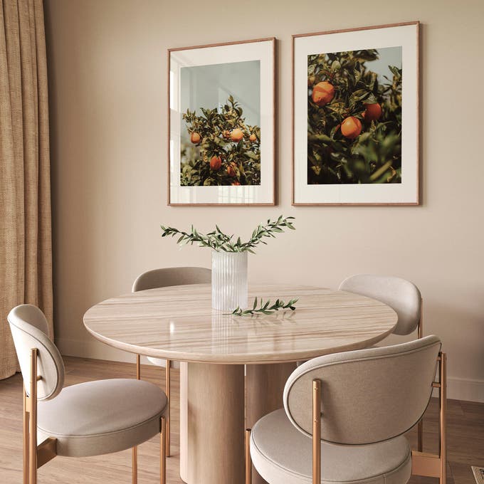 Comedor con láminas decorativas en la pared