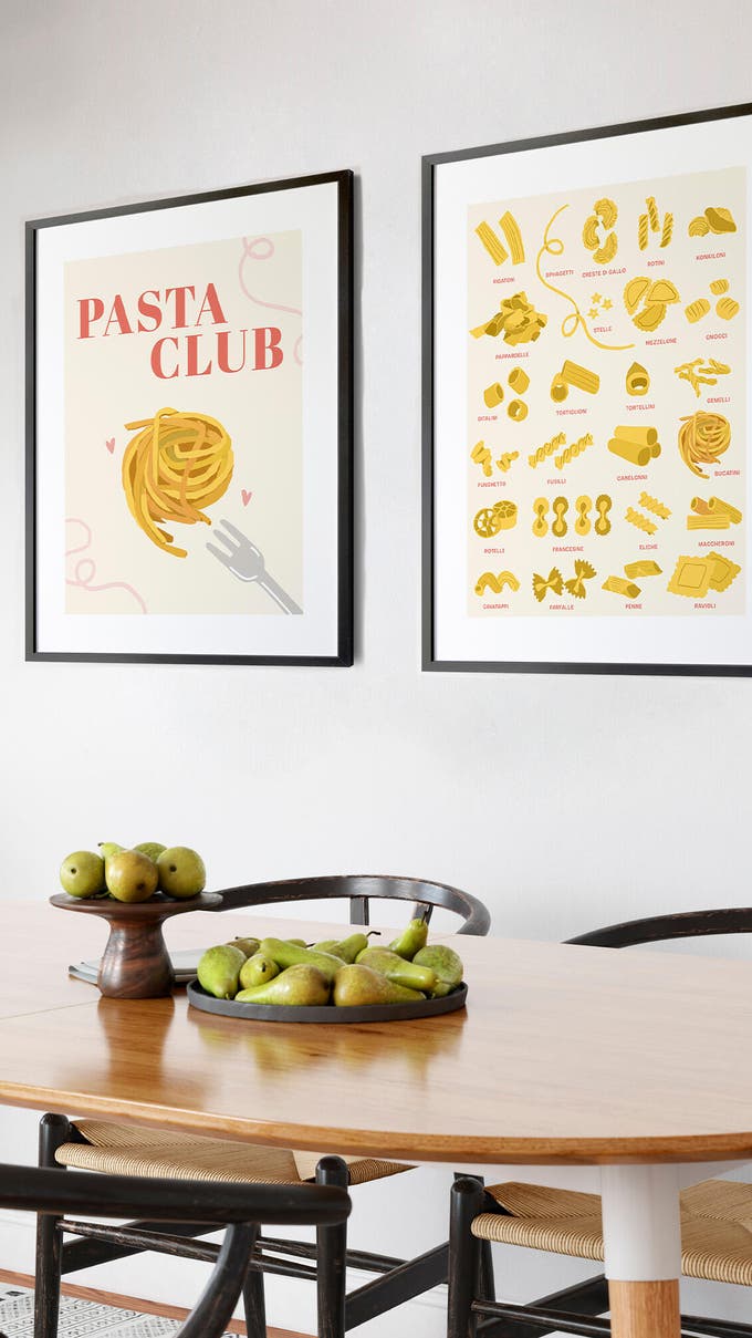 Láminas decorativas en la pared del comedor