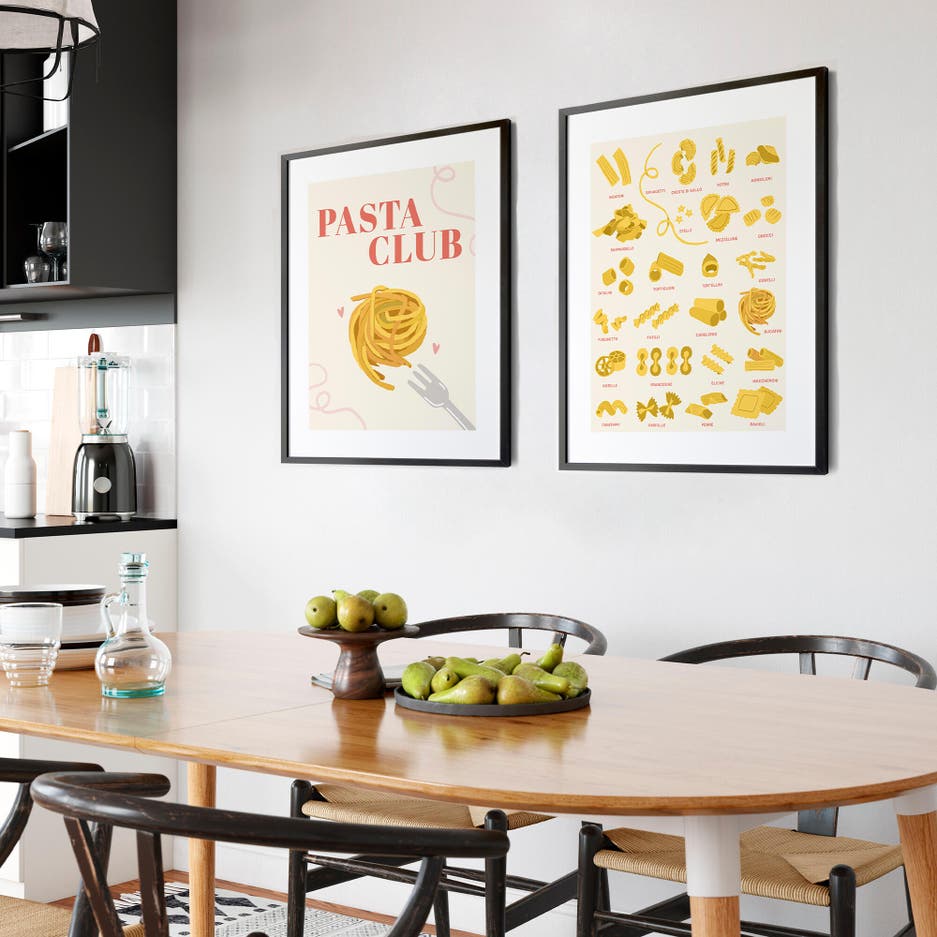 Láminas decorativas en la pared del comedor