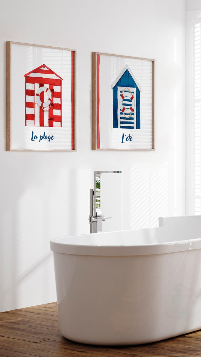 Baño decorado con láminas en la pared