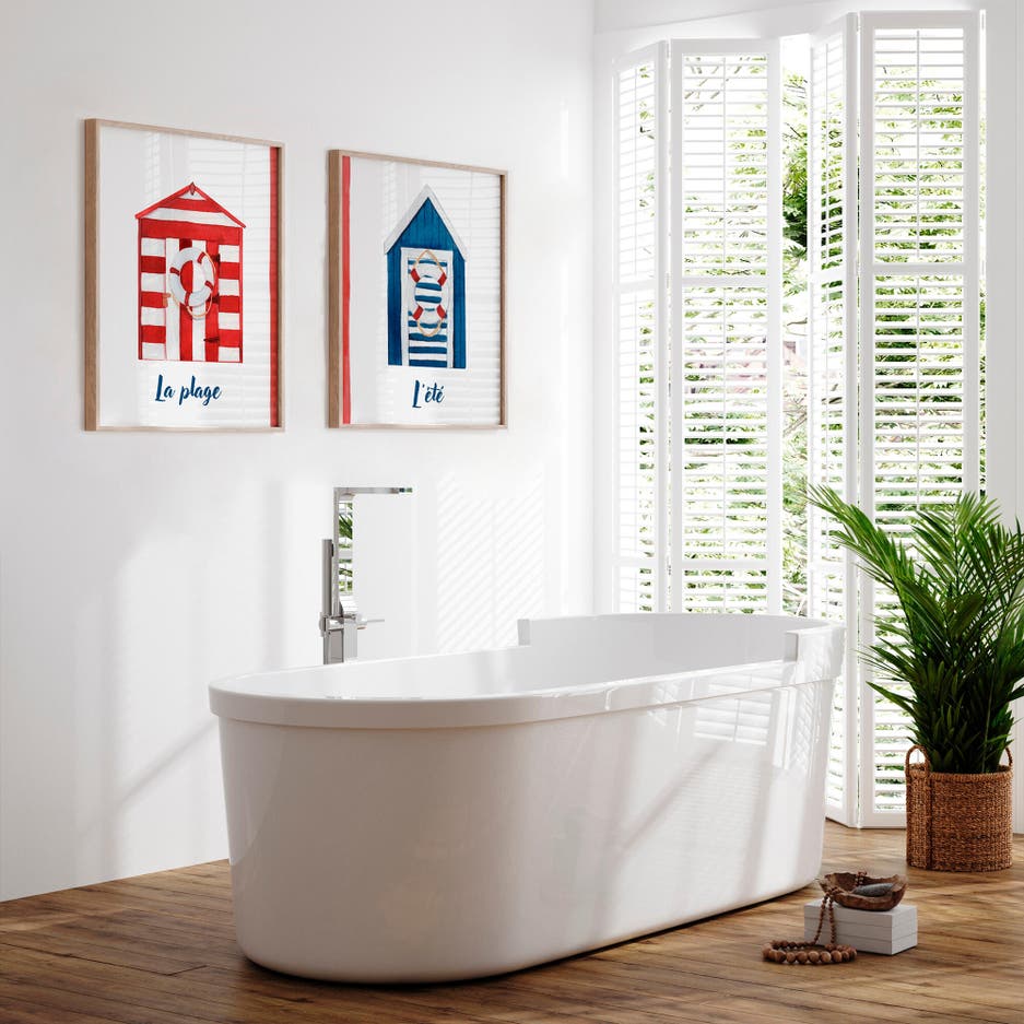 Baño decorado con láminas en la pared
