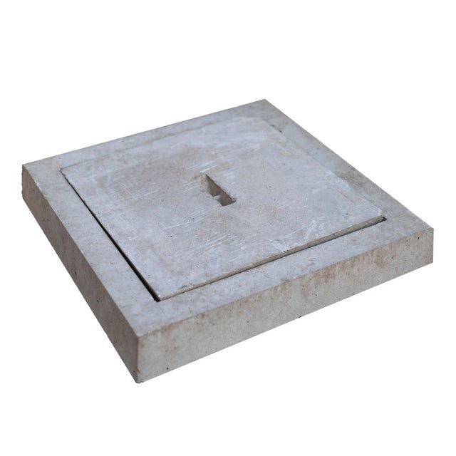 COMPUERTA DE HORMIGÓN GRIS 30X30 CM